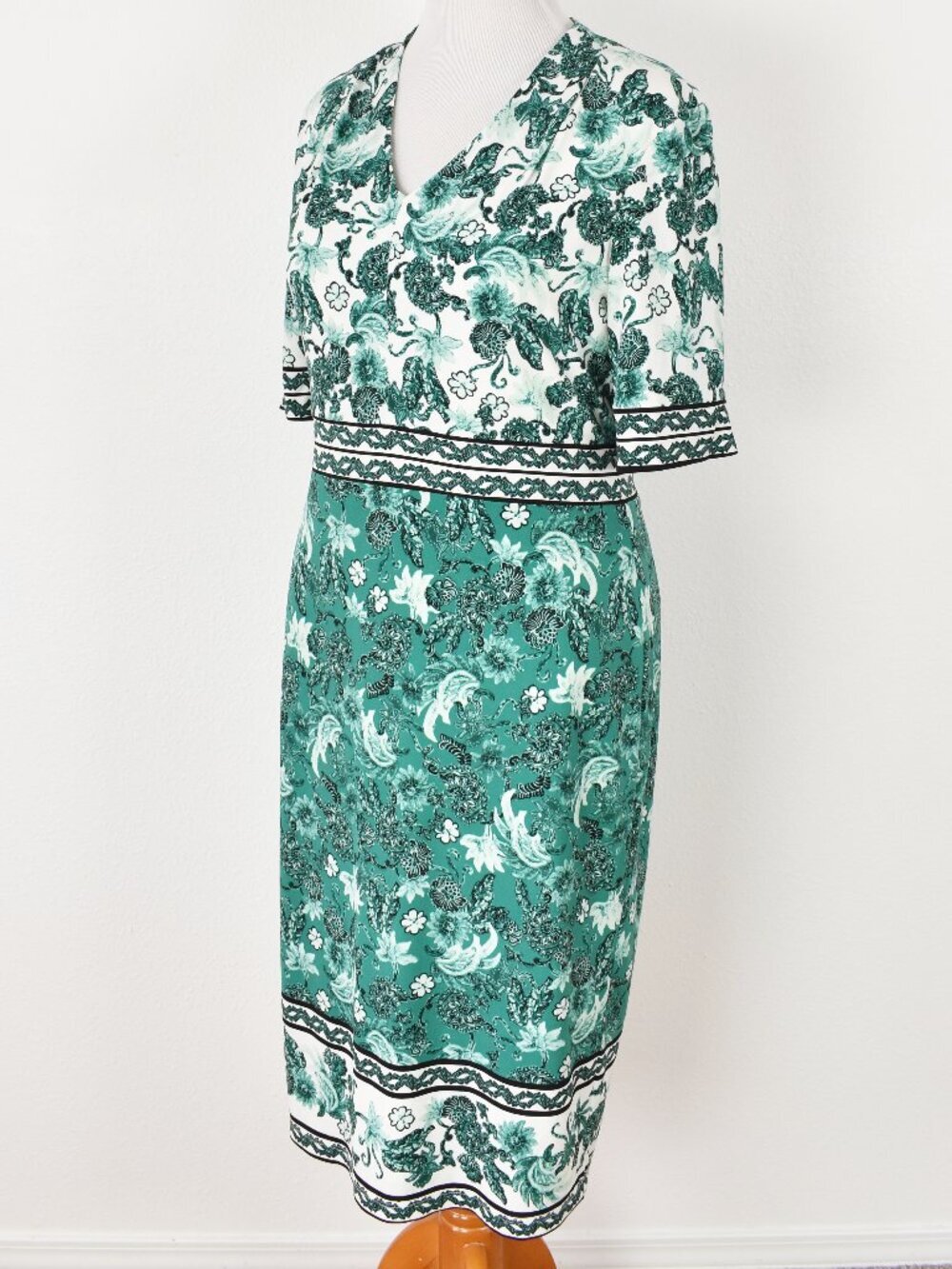 Maggy London Floral V-neck Color Block Sheath Dress - 14 - Picture 4 of 10